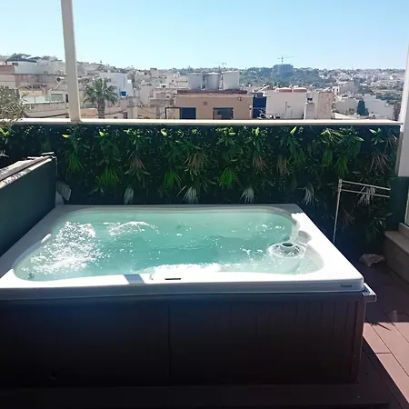 Luxury Penthouse With Large Terrace & Heated Jacuzzi