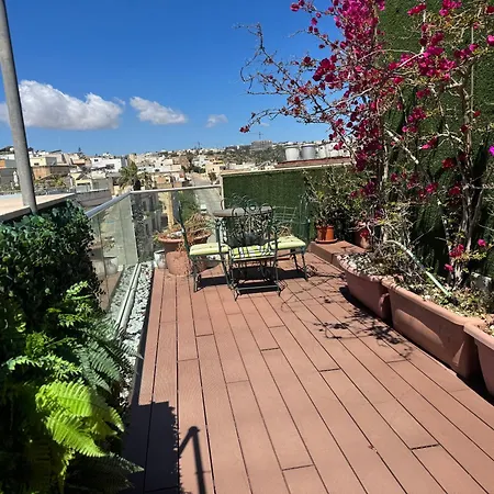 Luxury Penthouse With Large Terrace & Heated Jacuzzi Apartment *